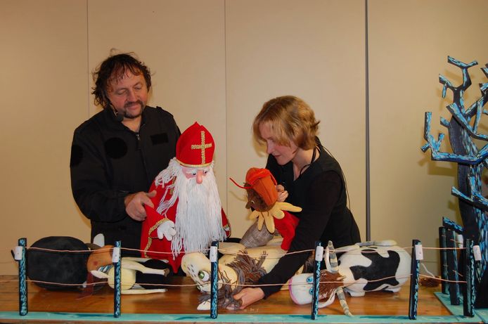 Poppenspelers Ronny Aelbrecht en Milly Jennes wonnen al heel wat prijzen met Vlinders & Co in binnen- en buitenland maar vandaag zijn het barre tijden.