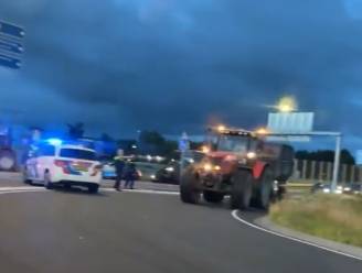 Op verzoek van familie verlaten Nederlandse boeren politiebureau waar beschoten Jouke (16) vastzit, hooibalen in brand langs snelwegen