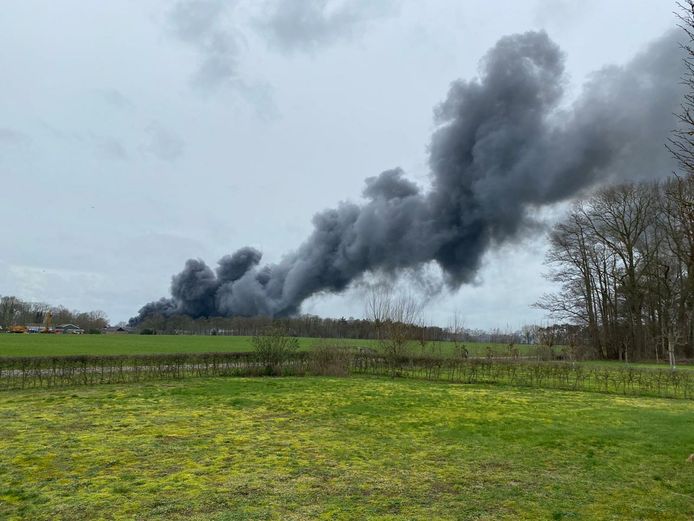 De rook van de brand is in de wijde omtrek te zien.