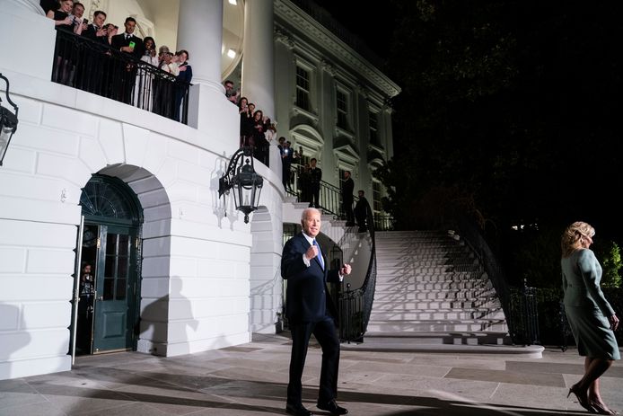 President Joe Biden en First Lady Jill Biden verlaten het Witte Huis om naar het Capitool te gaan voor de State of the Union.