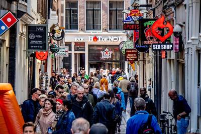 Amsterdam maakt eind aan rondleidingen langs ramen op de Wallen