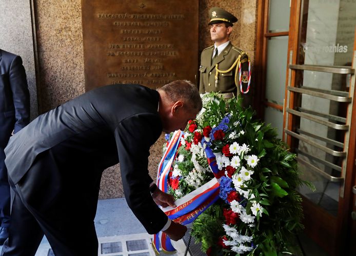 Premier Andrej Babis legt een bloemenkrans tijdens de ceremonie.