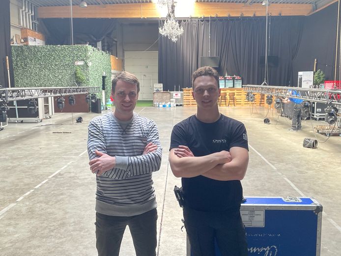 Steven Van Bont (Op ’t Hof Groep – eigenaar In den Keizer) en Jonas Bellemans (Sound & Co – technische partner Op ’t Hof Groep) in zaal The Mauritz.