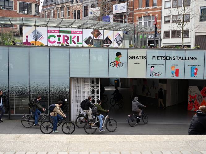 Verkoop elektrische bakfietsen schiet hoogte in en dat heeft gevolgen voor fietsenparking onder het Rector De Somerplein: “Nog 508 plaatsen voor gewone fietsen”
