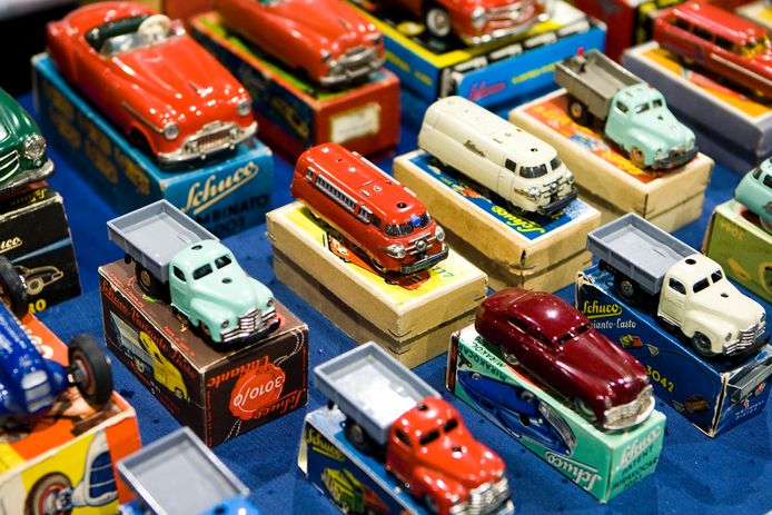 Oude speelgoedauto's op een verzamelaarsbeurs. In Nederland openden pas in de jaren 50 gespecialiseerde speelgoedwinkels.