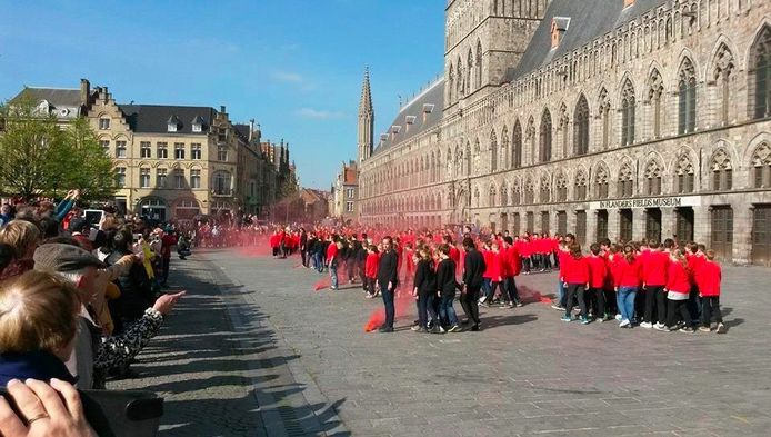 Honderden kinderen laten de Grote Markt rood en zwart kleuren.
