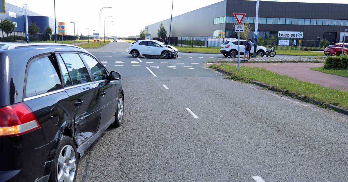 Schade na ongeval tussen twee wagens in Waalwijk.