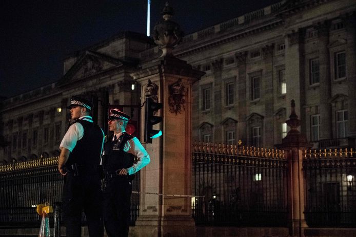 Politieagenten patrouilleren bij Buckingham Palace, nadat een man twee agenten aanviel met een mes.