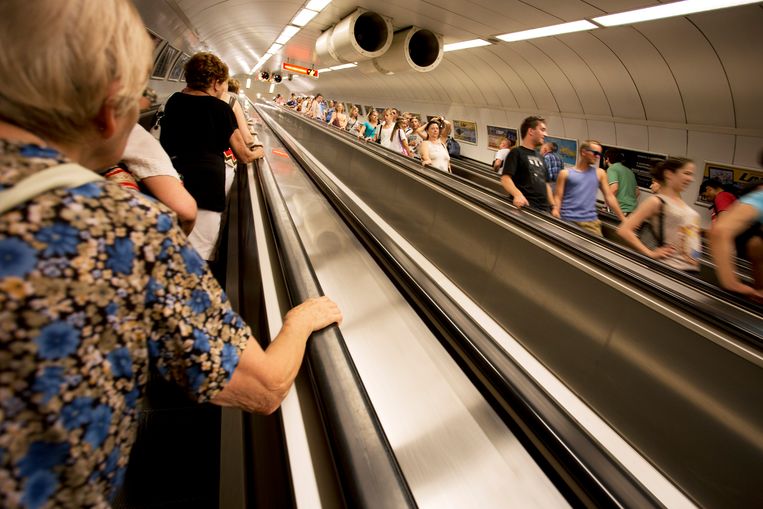 Augustus 2014. Passagiers op een roltrap in een van de metrostations van de Hongaarse hoofdstad Boedapest.  Beeld Sijmen Hendriks, HH