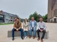Schepen Lucas Van der Meersch, gemeentemedewerker Hannah Wymeels, burgemeester Joeri de Maertelaere aan het vernieuwde dorpsplein in Rieme.