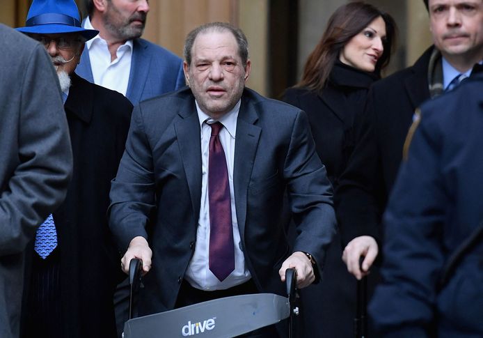 Hollywoodproducent Harvey Weinstein (midden met rollator) na een rechtszitting in New York in februari vorig jaar.