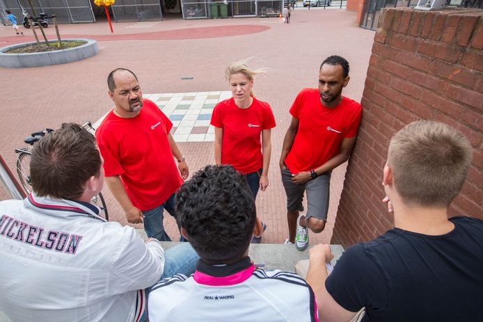 Jeugdwerkers gaan met jongeren in gesprek. Zij vinden en binden groepen op straat.