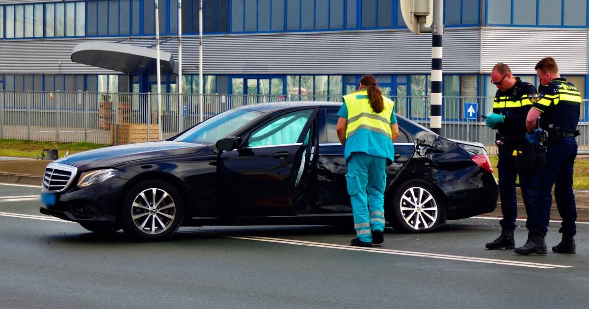 Taxichauffeur raakt gewond bij botsing met vrachtwagen in Oss.