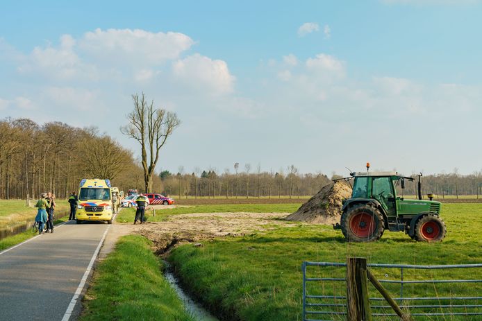 In Langbroek is een fietser in botsing gekomen met een tractor. De man raakte hierbij ernstig gewond.