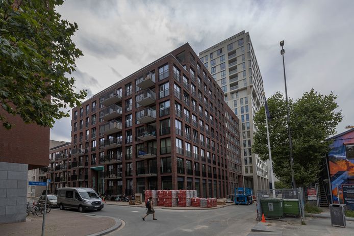 Complex S-West op Strijp-S in Eindhoven; hier bleken toch meer appartementen opgekocht door beleggers, tot woede van wethouder Yasin Torunoglu.