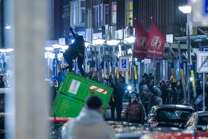 Opnieuw rellen tegen de avondklok in Rotterdam maandagavond.