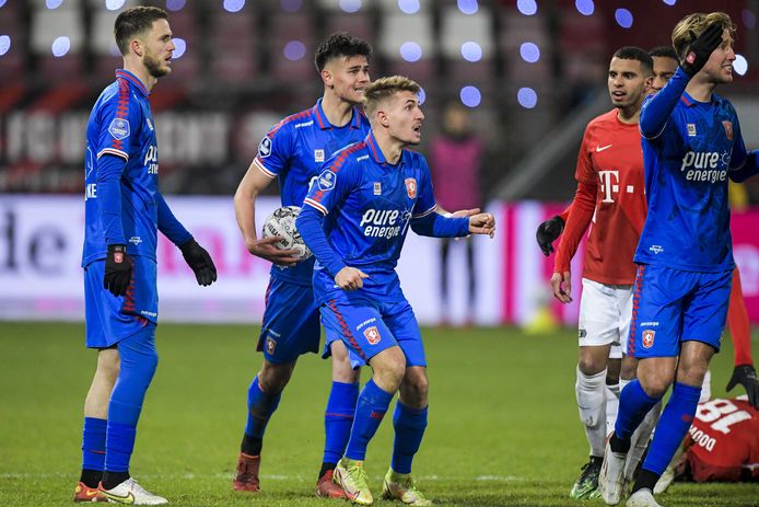 Michal Sadilek kan het niet geloven als hij van scheidsrechter Richard Martens de rode kaart krijgt.