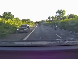 KIJK. Bestuurder wordt langs verschillende kanten voorbijgestoken door racende motards