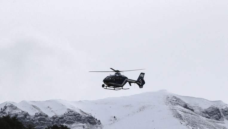 Een reddingshelikopter vliegt over de bergen bij Seyne-les-Alpes Beeld ap
