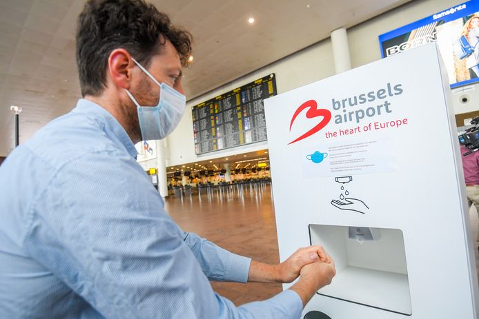 Er staan nu 300 handgeldispensers op Brussels Airport.
