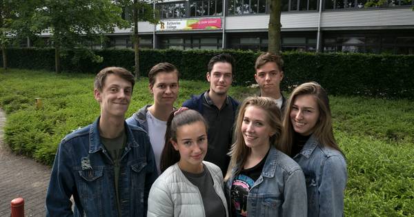 Ongeloof bij leerlingen na gestolen examens: 'Zit Frans Bauer soms in de bosjes?' - AD.nl
