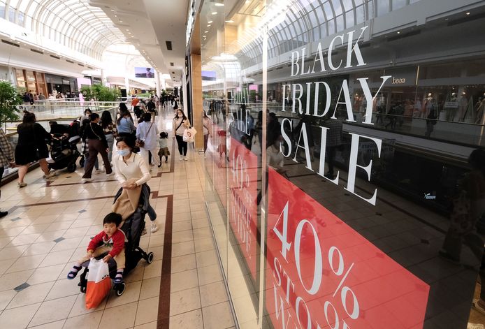 Hoge kortingen lokken kopers naar de winkels op Black Friday.