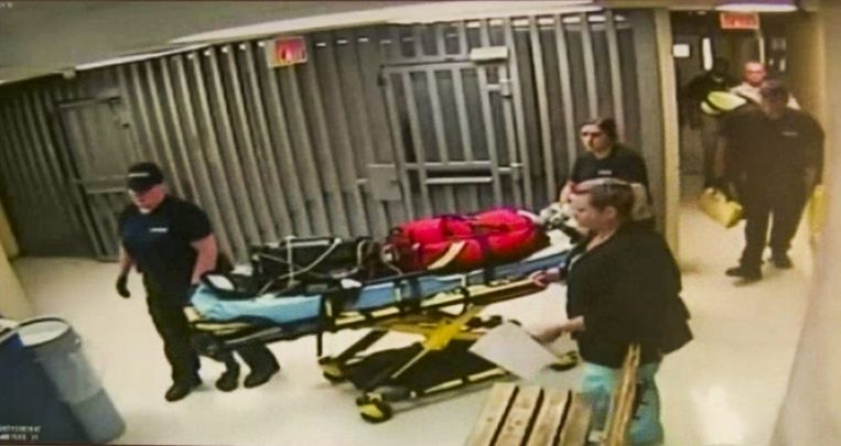 Het lichaam van Sandra Bland wordt vanuit haar cel vervoerd. Beeld epa
