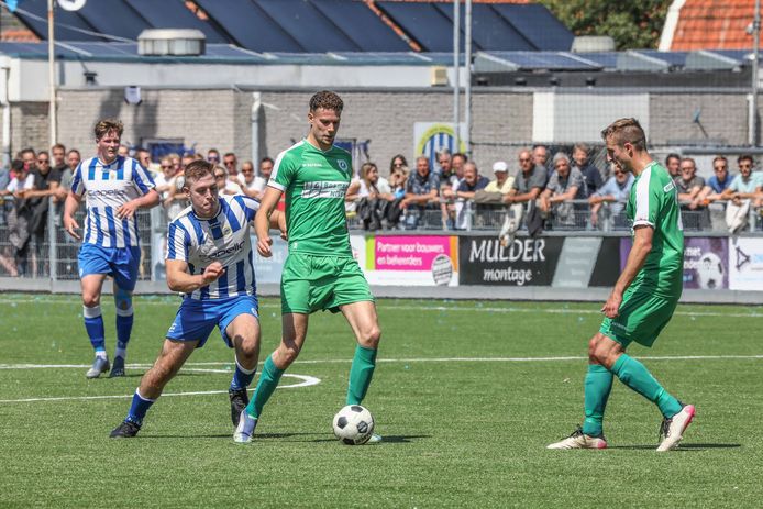 Luctor Heinkenszand (groen, archiefbeeld) won op de openingsdag de derby tegen Nieuwdorp met 2-0.