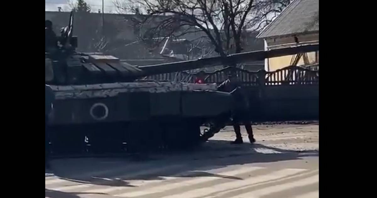 Civili eroici che cercano di fermare i carri armati russi a mani nude |  Guerra in Ucraina