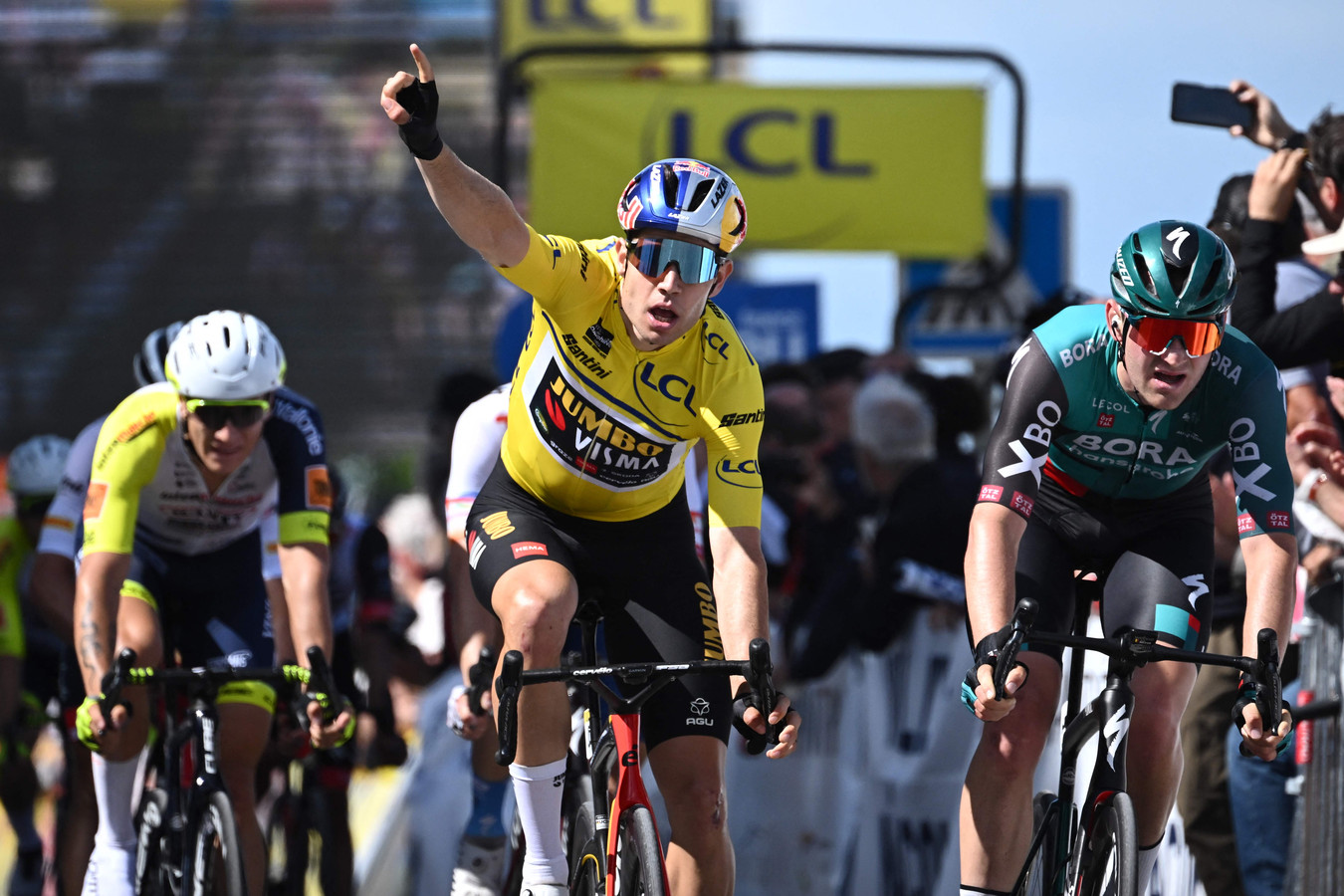 Wout van Aert wacht even met juichen, maar heeft tweede etappezege nu wel binnen ‘Ik zat in de