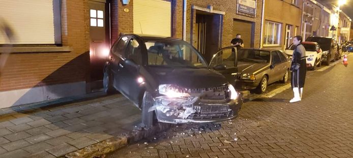 De wagen belandde tegen een gevel in de Antwerpsestraat in Niel.