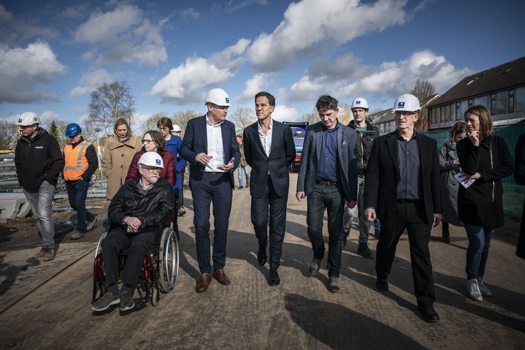 In maart 2020 bezocht premier Mark Rutte een bouwlocatie in de wijk Opwierde in Appingedam. Daar worden huizenblokken gesloopt en weer aardbevingsbestendig opgebouwd. Beeld ANP / Kees van de Veen