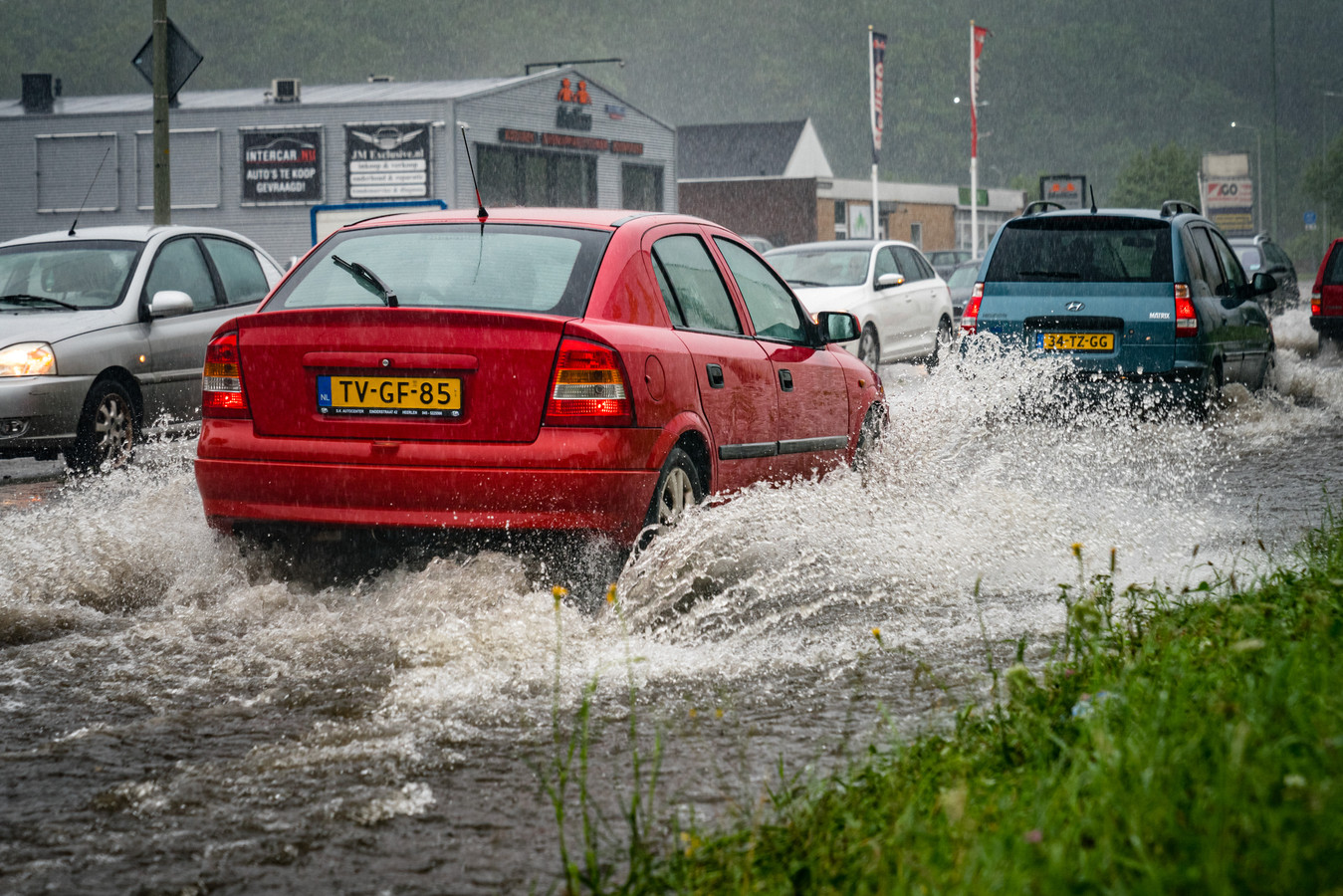 Wateroverlast en ondergelopen wegen in Heerlen.