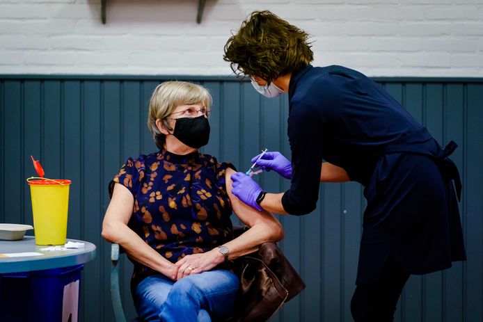 Een vrouw ontvangt het coronavaccin van een huisarts.