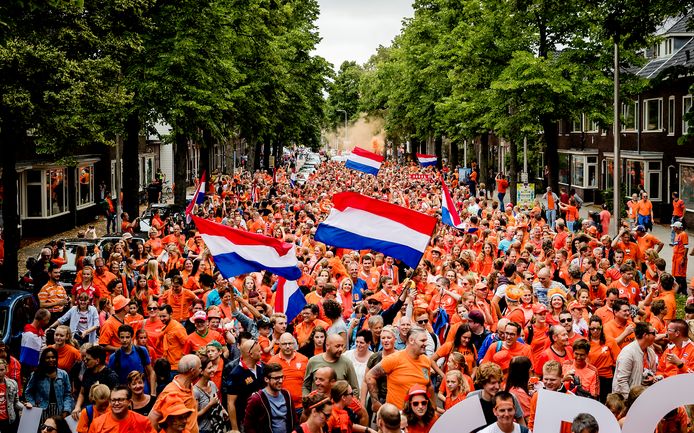 Fans lopen in de Oranjeparade naar het stadion voor de openingswedstrijd van Nederland tegen Noorwegen tijdens het EK voetbal voor vrouwen in 2017.
