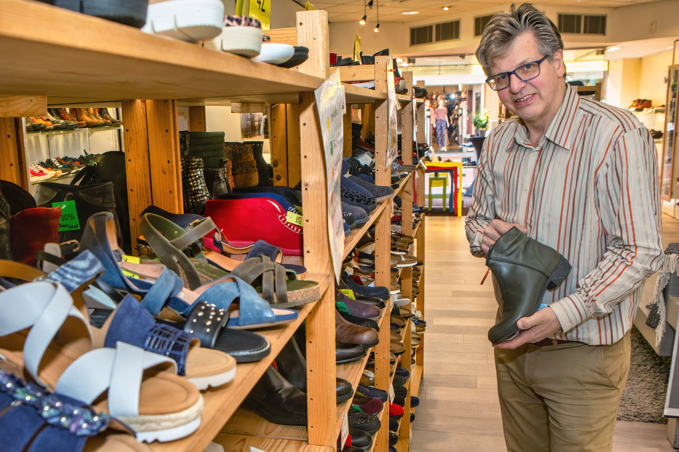Na 100 jaar einde aan Bekker's schoenen Oosterhout: 'Ik stop met schoen, ik ga met pensioen' | Foto | bndestem.nl