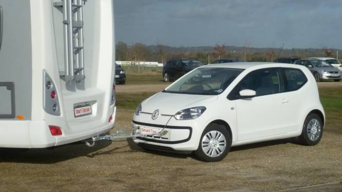 ‘Mag je een personenauto achter een camper hangen?’