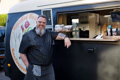 Remco moest stoppen als buschauffeur vanwege long covid en trekt nu met zijn foodtruck het land door