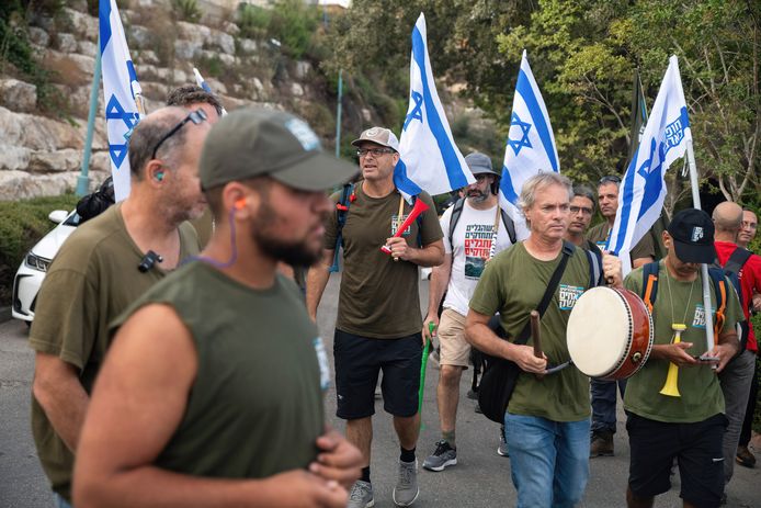 Войници от запаса протестират срещу новото законодателство.  Те често заемат важни позиции в израелската армия.