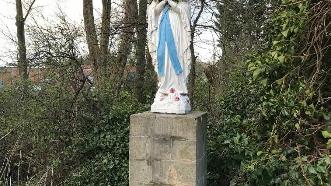 Mariabeeld opnieuw op sokkel geplaatst nadat het door tiener met plannen voor terroristische aanslag omver gegooid was