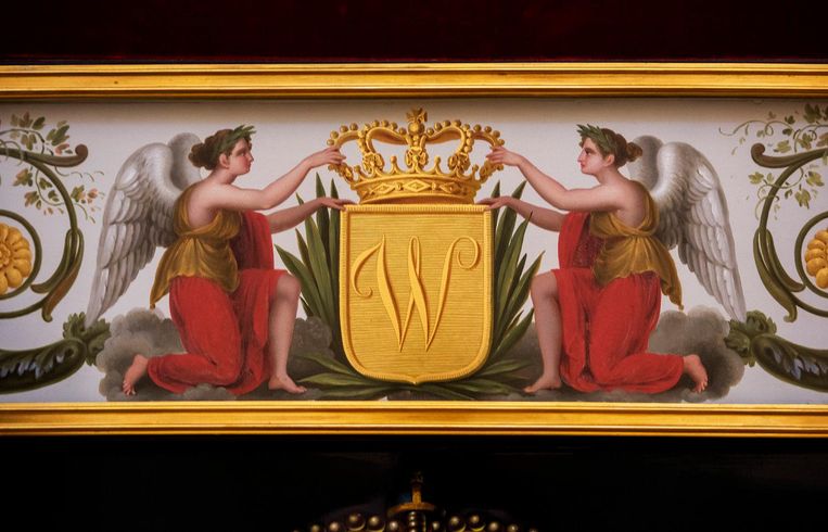 De Glazen Koets dankt zijn naam aan de royale vensters ('glazen'), en aan de horizontale witte band op het midden van het rijtuig met beschilderingen die achter glas zitten, zoals op de deur Beeld Raymond Rutting