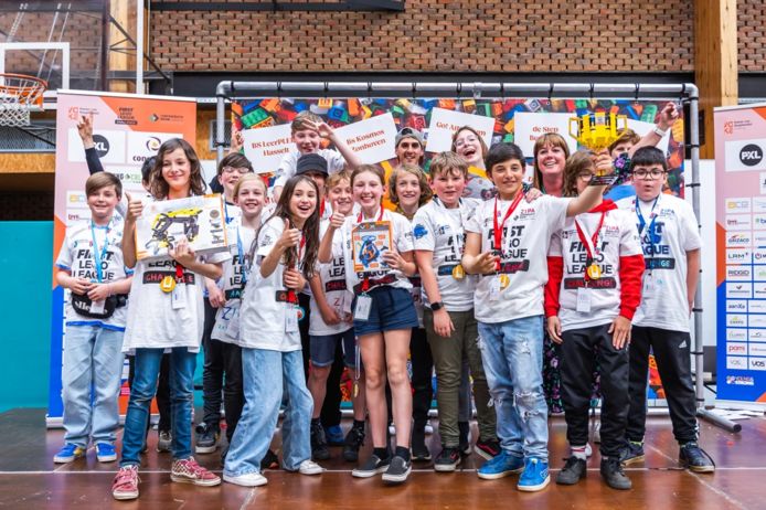 De teams ‘ZIPA Blauw’ van De Step uit Beringen en ‘SMS Boostbuilders' van de Sint-Martinusscholen Herk-de-Stad mochten de Champion’s Award meenememen naar de klas.