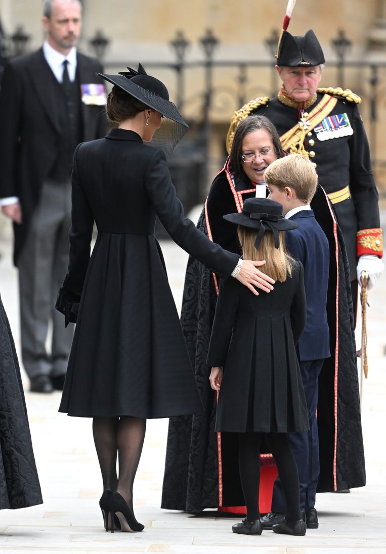 Kate, Charlotte en George komen aan bij Westminster Abbey.  Beeld Samir Hussein/WireImage