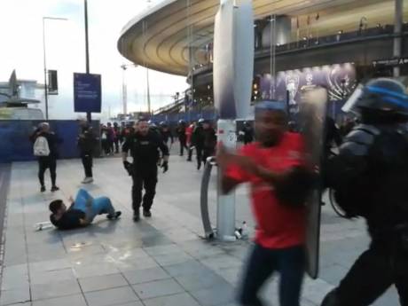 Familie van Dirk Kuyt getroffen door pepperspray bij chaos buiten Stade de France: ‘Ellende’