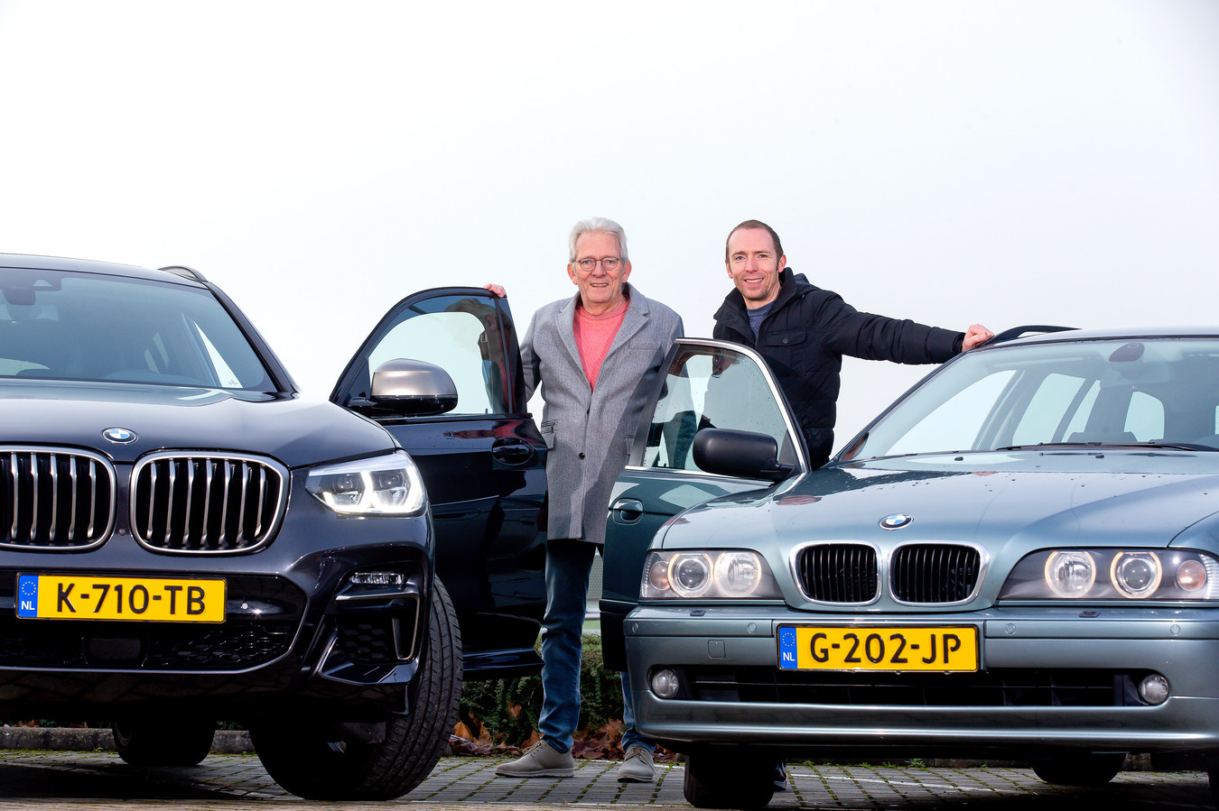 Portret van Henk en Michael Riepema met hun BMW.