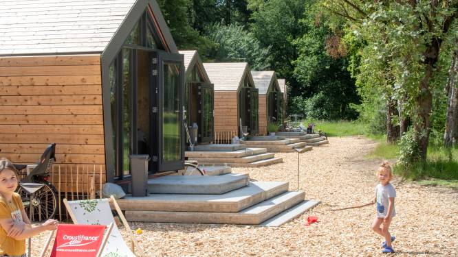 Twintig flexwoningen voor vluchtelingen in Rhenen aan Binnenweg, akker bij Reumersweg ook in beeld