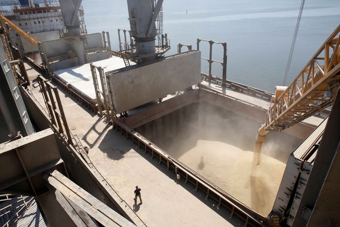 Image d'archive. Chargement de céréales pour l'exportation depuis le port de Nikolaev, en Ukraine.