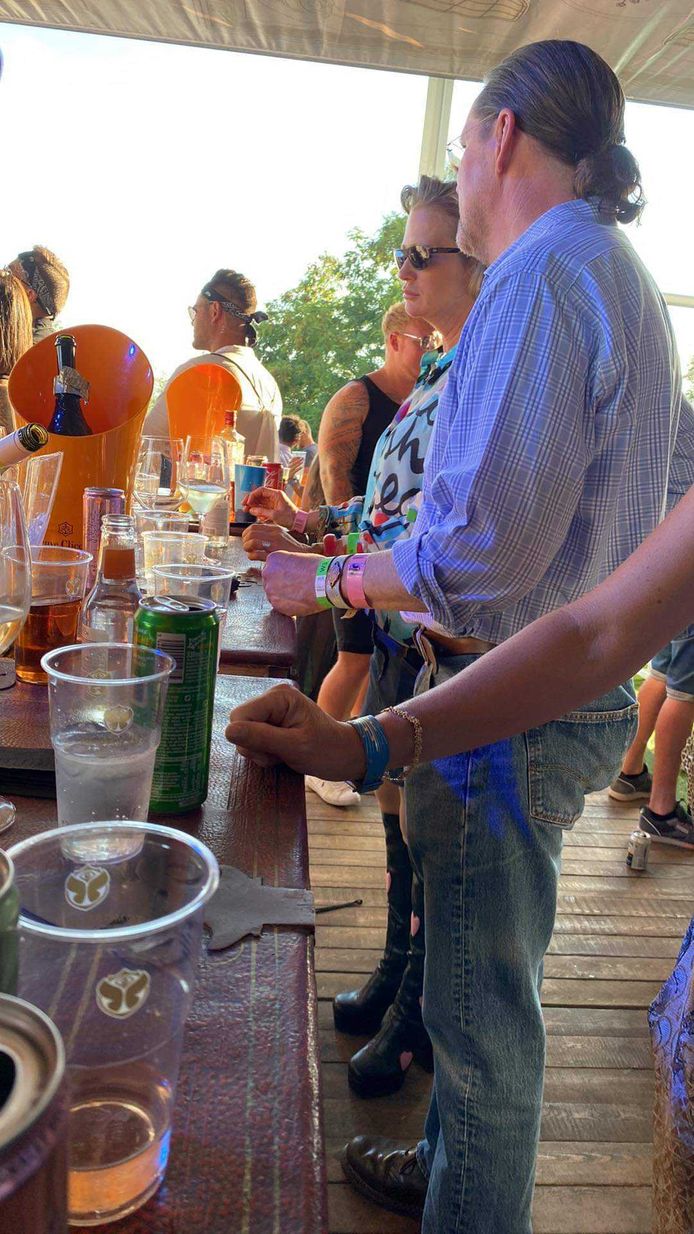 Prinses Delphine en haar man op The Balcony bij Tomorrowland.