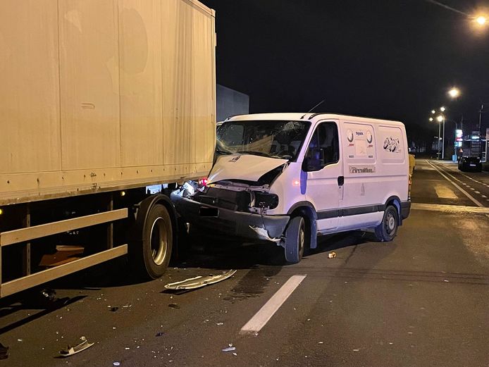 De bestelwagen kwam langs de Kortrijkstraat in Ingelmunster achteraan tegen de stilstaande vrachtwagen terecht.