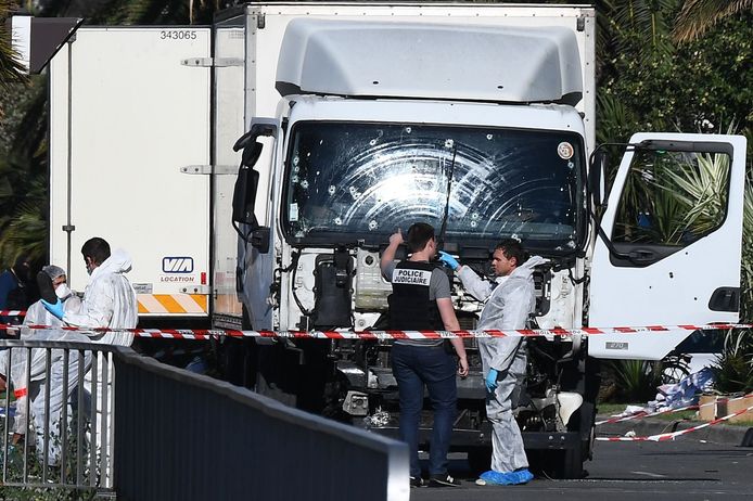 Het is de derde keer binnen ruim anderhalf jaar dat Frankrijk is getroffen door een grote terroristische aanslag.